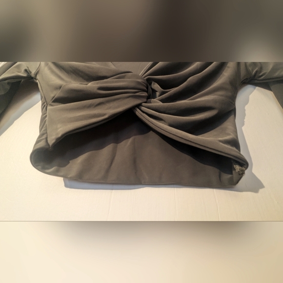 PrettyLittleThing Green Cropped Long Sleeves Top W/A Twist Design. Sz 2 Like New - Picture 5 of 8